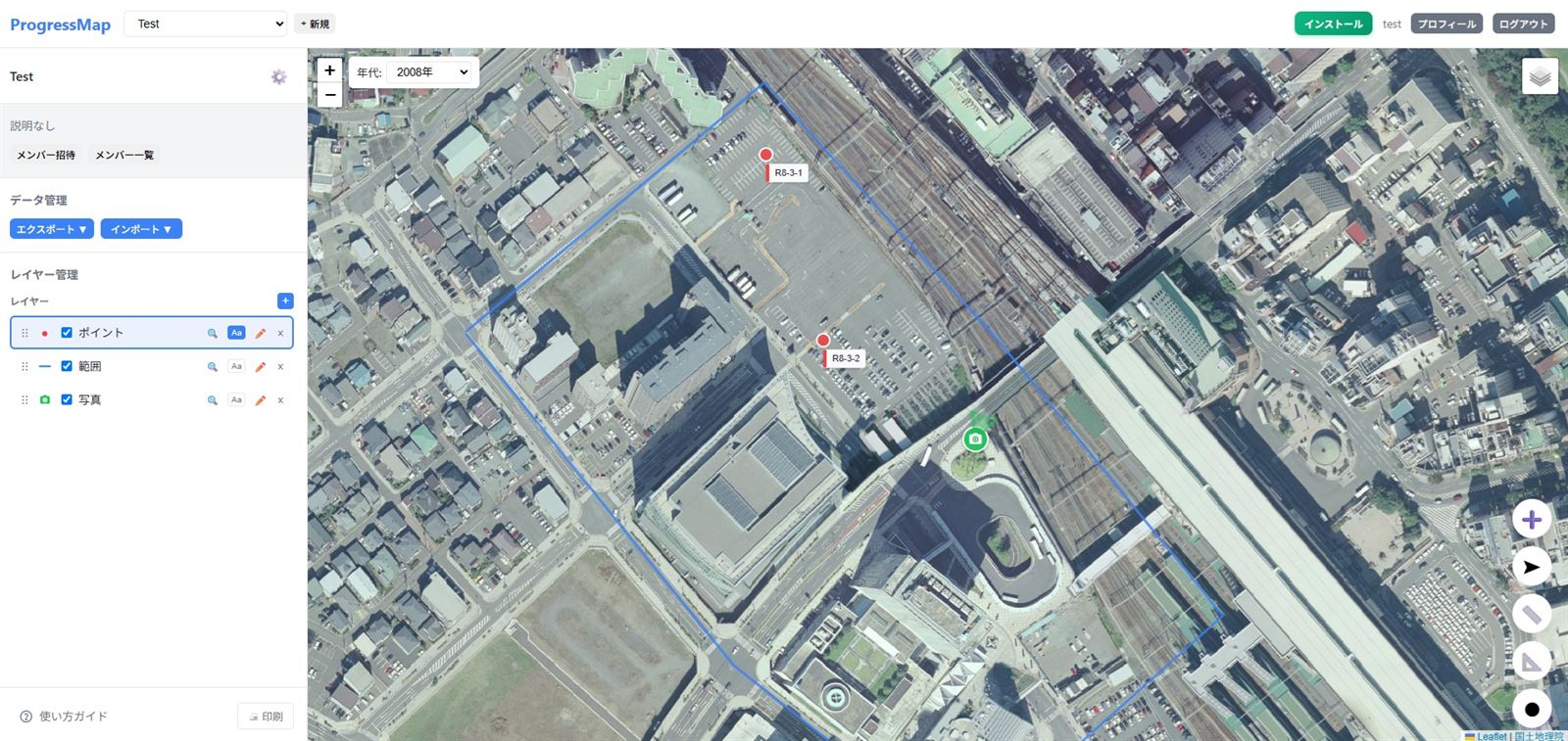 ProgressMapのメイン画面。左にプロジェクト情報・データ管理・レイヤー管理のサイドバー、右に航空写真の地図が表示され、ポイントや写真のマーカー、年代セレクタが確認できる